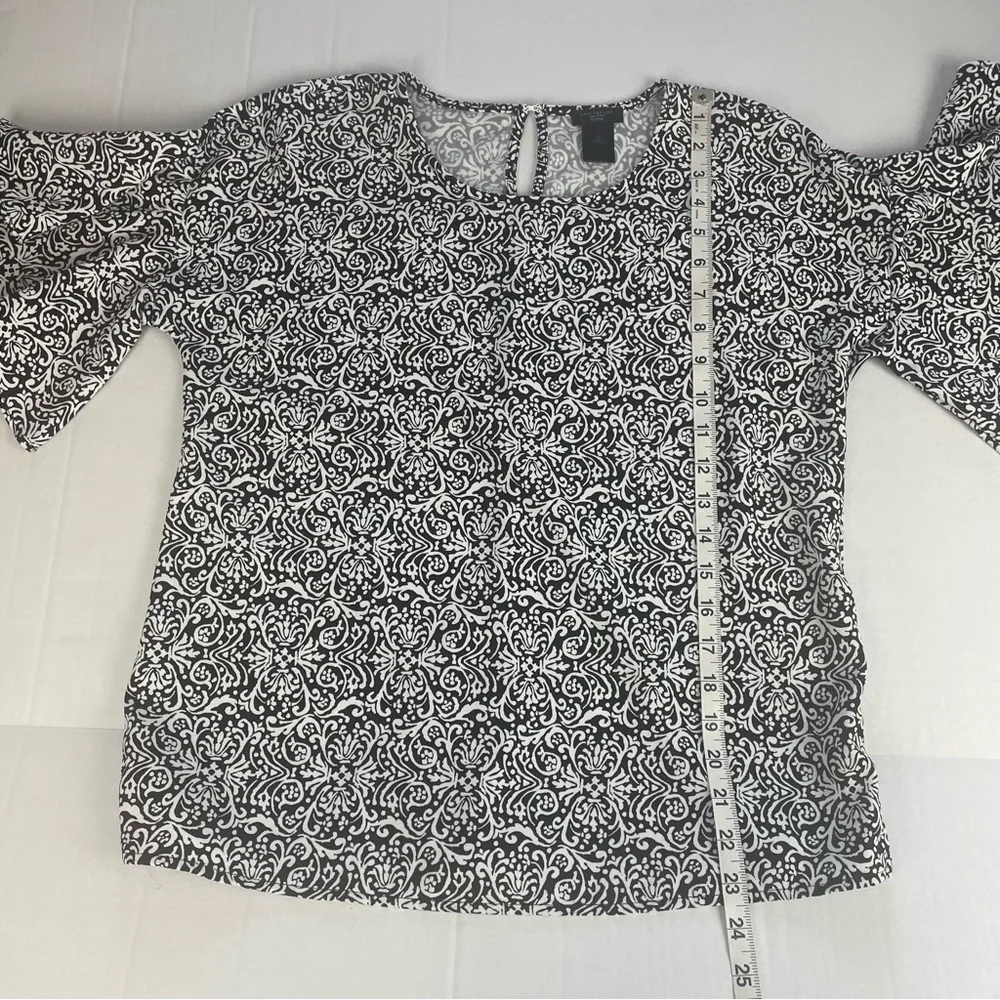 Ann Taylor Short Bell Sleeve Blouse Black White Paisley Scroll Size Small petite - Picture 11 of 11